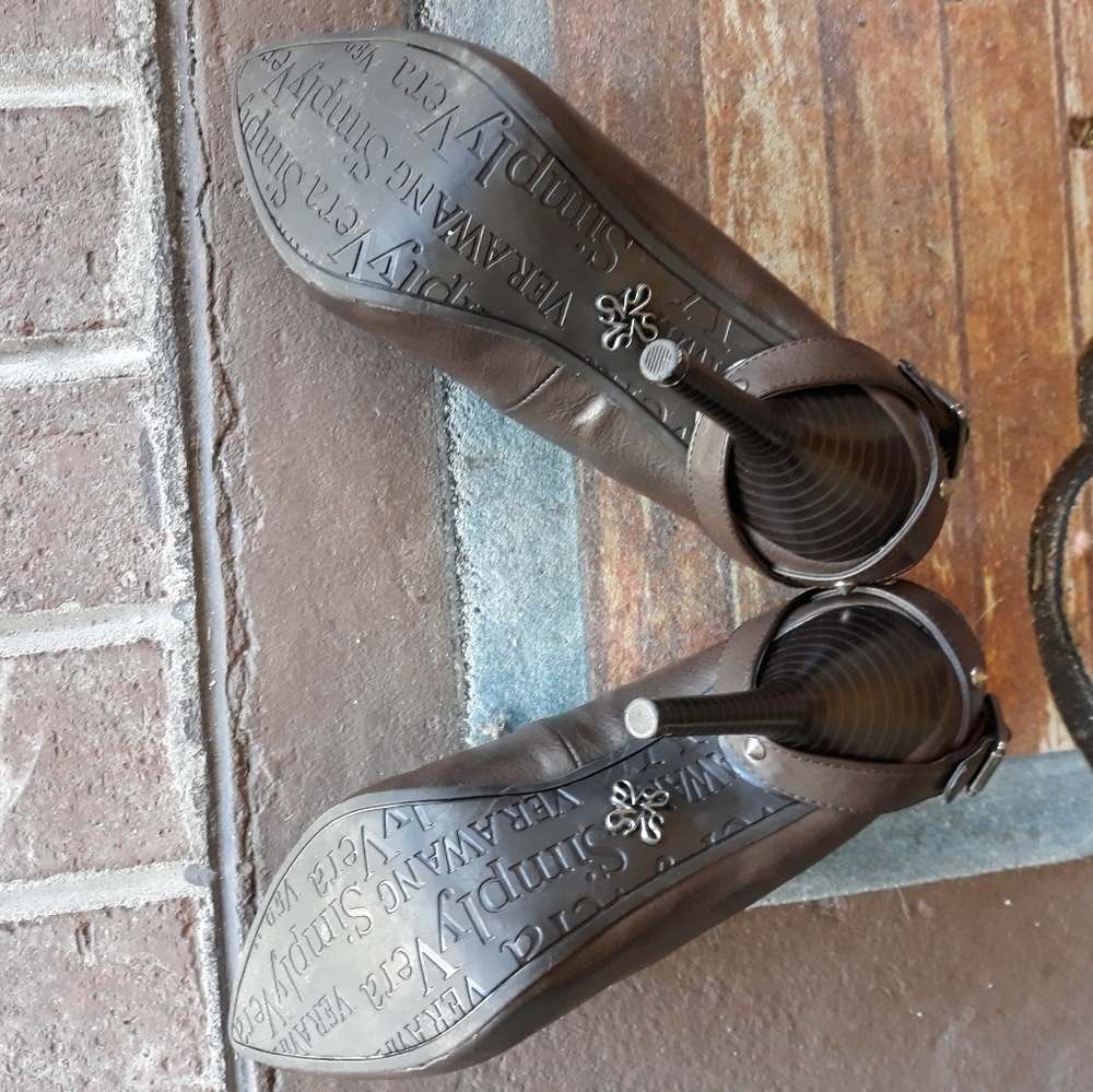 A pair of brown Simply Vera Wang pumps - Picture 5 of 7